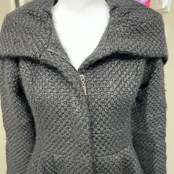 Beautiful green with envy knitted coat - Picture 2 of 8